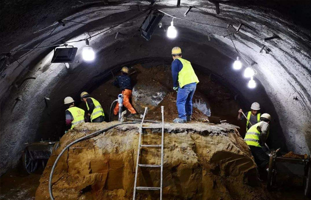 巖石隧道基坑開(kāi)挖模擬試驗(yàn)