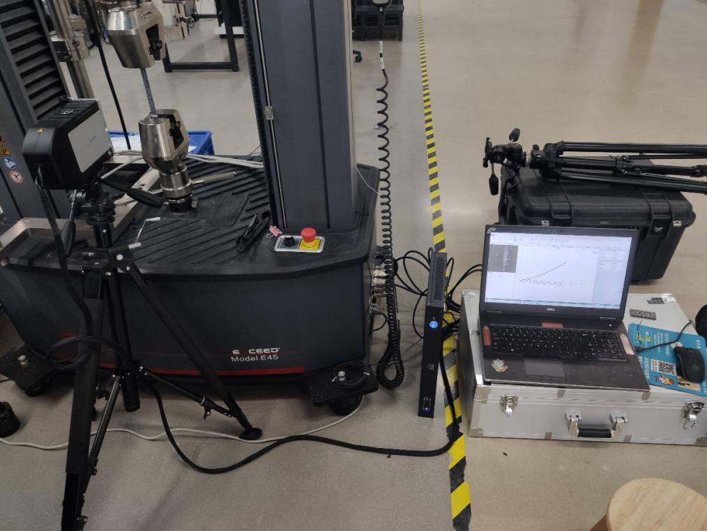 視頻引伸計(jì)用于碳纖維材料力學(xué)測(cè)試.jpg 視頻引伸計(jì)用于碳纖維材料力學(xué)測(cè)試.jpg