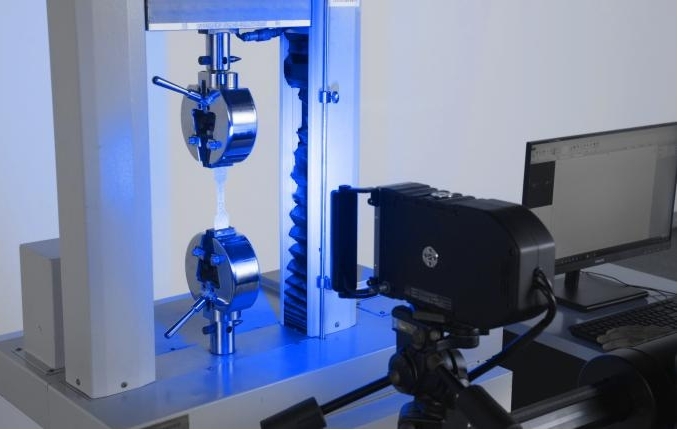 新拓三維高精度視頻引伸計用于材料拉伸力學(xué)測試.jpg 新拓三維高精度視頻引伸計用于材料拉伸力學(xué)測試.jpg