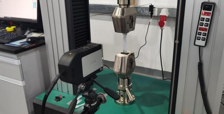 新拓三維視頻引伸計用于金屬材料泊松比測試.jpg 新拓三維視頻引伸計用于金屬材料泊松比測試.jpg