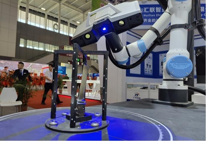 DMP大灣區(qū)工博會新拓三維展出XTOM高精度藍(lán)光三維掃描儀.jpg DMP大灣區(qū)工博會新拓三維展出XTOM高精度藍(lán)光三維掃描儀.jpg