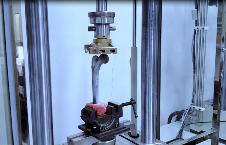 數(shù)字圖像相關(guān)技術(shù)(DIC)在生物力學(xué)領(lǐng)域的應(yīng)用:骨頭材料受壓變形DIC測(cè)試.jpg 數(shù)字圖像相關(guān)技術(shù)(DIC)在生物力學(xué)領(lǐng)域的應(yīng)用:骨頭材料受壓變形DIC測(cè)試.jpg