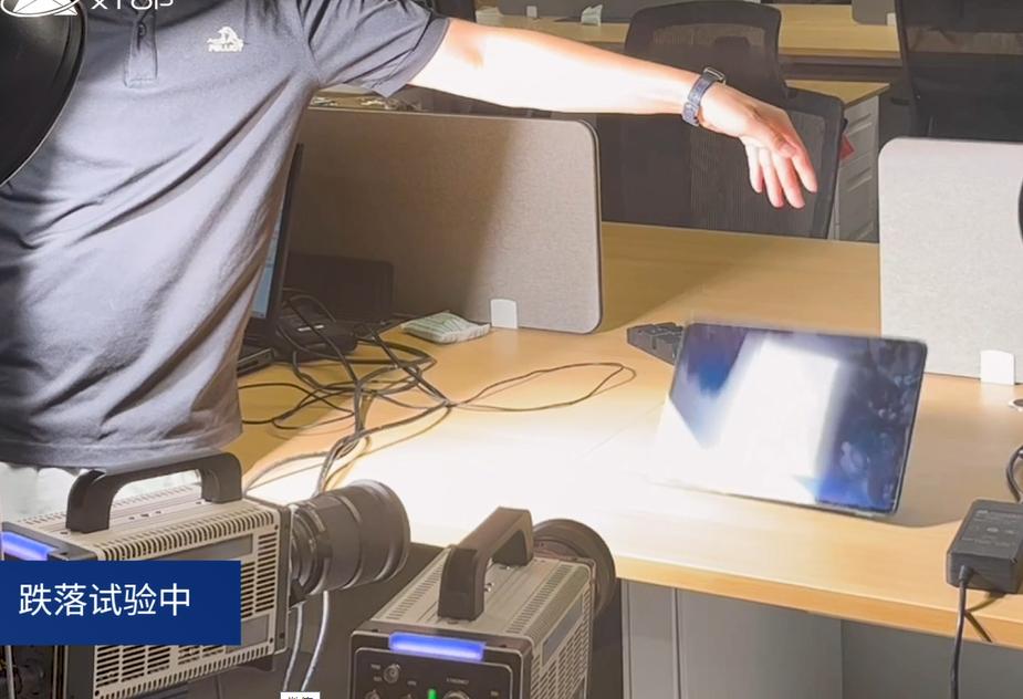 DIC非接觸式應(yīng)變測量-平板電腦跌落三維變形測試.jpg DIC非接觸式應(yīng)變測量-平板電腦跌落三維變形測試.jpg