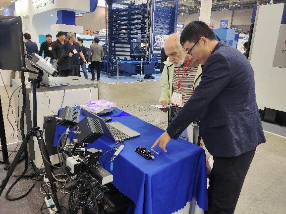新拓三維攜藍(lán)光三維掃描儀、三維彎管測量系統(tǒng)、DIC應(yīng)變測量系統(tǒng)參加2024韓國國際機(jī)床展.jpg 新拓三維攜藍(lán)光三維掃描儀、三維彎管測量系統(tǒng)、DIC應(yīng)變測量系統(tǒng)參加2024韓國國際機(jī)床展.jpg