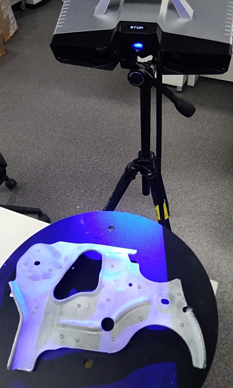 高精度藍光三維掃描儀用于車身鈑金件3D檢測.jpg 高精度藍光三維掃描儀用于車身鈑金件3D檢測.jpg