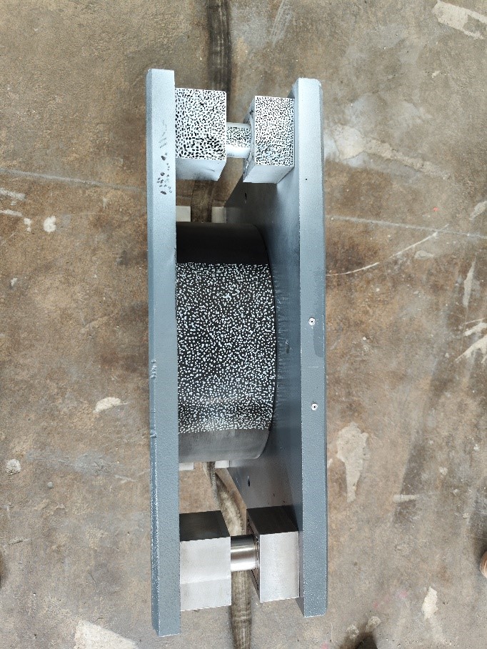 三維數(shù)字圖像相關(guān)法DIC用于橋梁減震支座三維變形測(cè)量-橋梁支座制斑.jpg 三維數(shù)字圖像相關(guān)法DIC用于橋梁減震支座三維變形測(cè)量-橋梁支座制斑.jpg