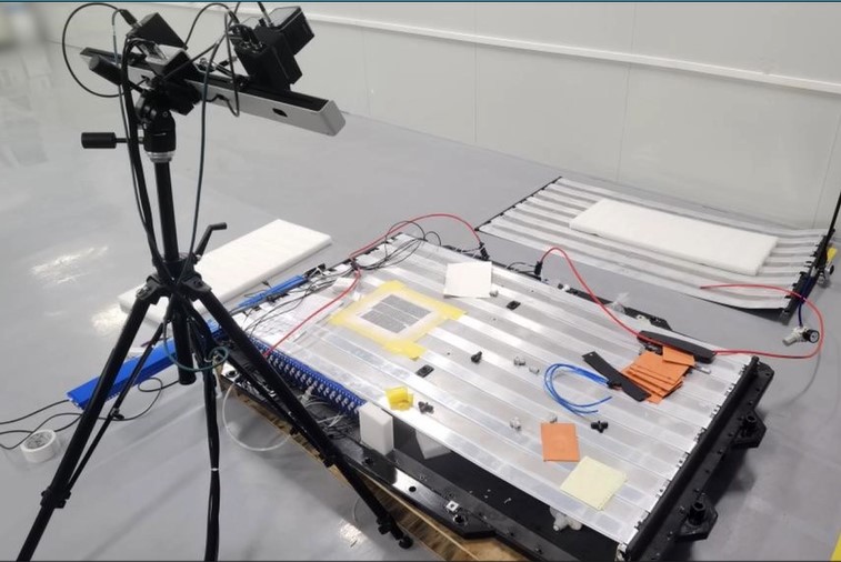 DIC技術(shù)用于新能源汽車電池包充放電變形應(yīng)變測(cè)量.jpg DIC技術(shù)用于新能源汽車電池包充放電變形應(yīng)變測(cè)量.jpg