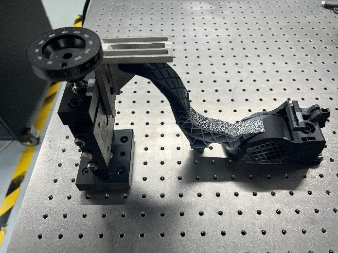 DIC全場應變測量系統(tǒng)用于汽車加速踏板斷裂特性分析-試樣表面制作散斑.jpg DIC全場應變測量系統(tǒng)用于汽車加速踏板斷裂特性分析-試樣表面制作散斑.jpg