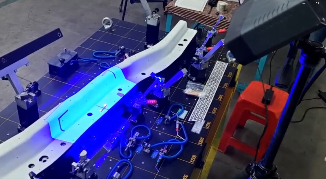 高精度藍(lán)光三維掃描儀用于汽車(chē)鈑金件曲面、孔位等復(fù)雜型面測(cè)量.jpg 高精度藍(lán)光三維掃描儀用于汽車(chē)鈑金件曲面、孔位等復(fù)雜型面測(cè)量.jpg