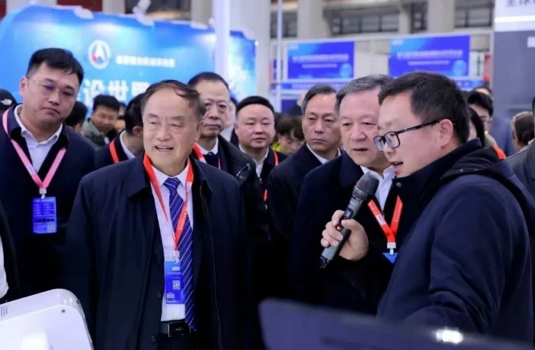 新拓3D掃描業(yè)務(wù)負(fù)責(zé)人向盧秉恒院士介紹藍(lán)光3D掃描產(chǎn)品應(yīng)用成果.jpg 新拓3D掃描業(yè)務(wù)負(fù)責(zé)人向盧秉恒院士介紹藍(lán)光3D掃描產(chǎn)品應(yīng)用成果.jpg