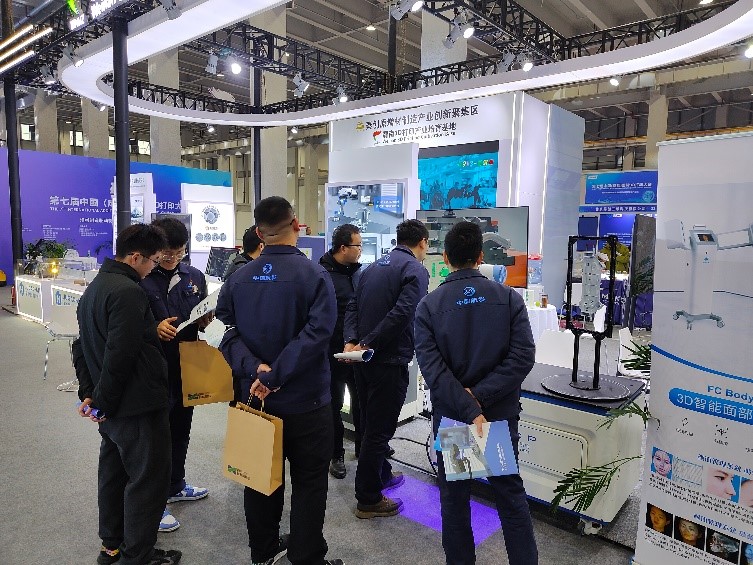 成都國際3D打印展新拓三維展位參觀人群絡(luò)繹不絕.jpg 成都國際3D打印展新拓三維展位參觀人群絡(luò)繹不絕.jpg