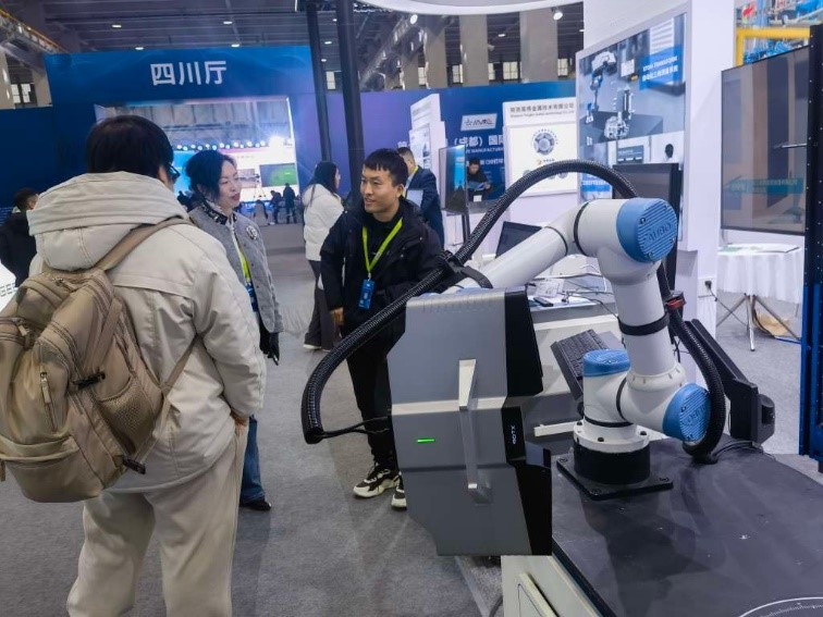 成都國際3D打印展新拓三維展位參觀人群絡(luò)繹不絕.jpg 成都國際3D打印展新拓三維展位參觀人群絡(luò)繹不絕.jpg