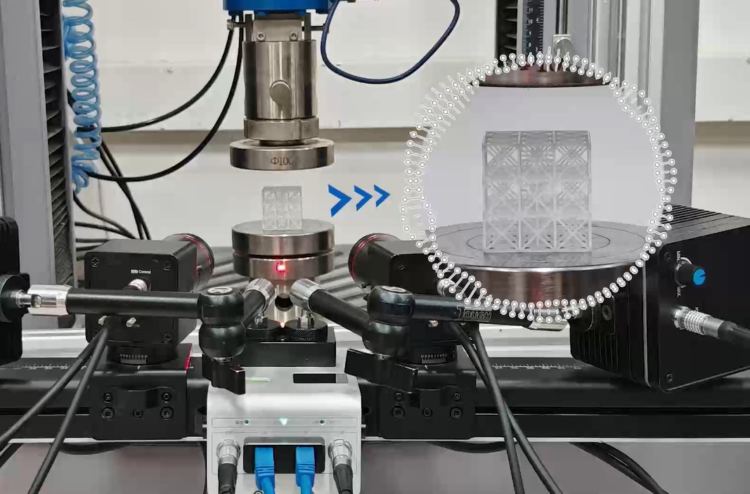 XTDIC三維全場應變測量系統(tǒng)采集壓縮過程變形圖像.jpg XTDIC三維全場應變測量系統(tǒng)采集壓縮過程變形圖像.jpg